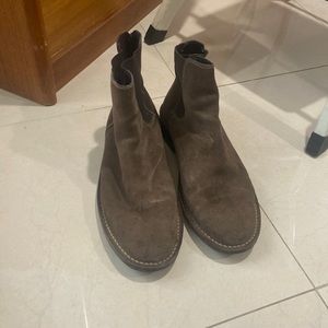 Men’s size 12 cole haan boots . Great condition ! In style !